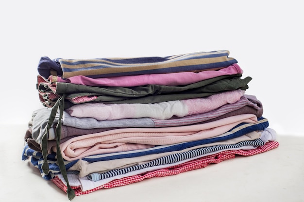 Photo pile de vêtements usagés organisation de la garde-robe concept de vie durable tri d'occasion pour le recyclage