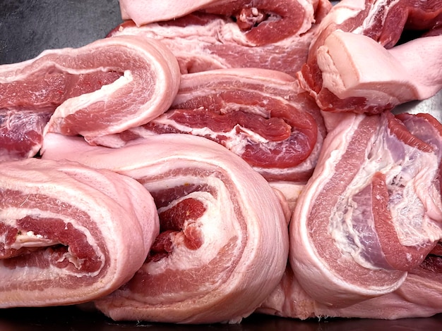 Une pile de viande de porc crue sur le marché