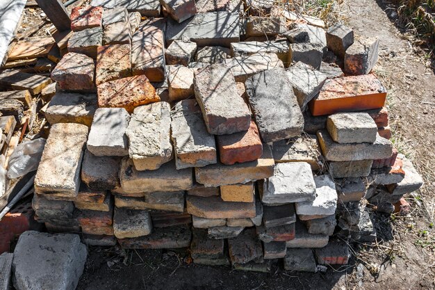 Une pile de vieilles briques cassées Matériaux de construction utilisés