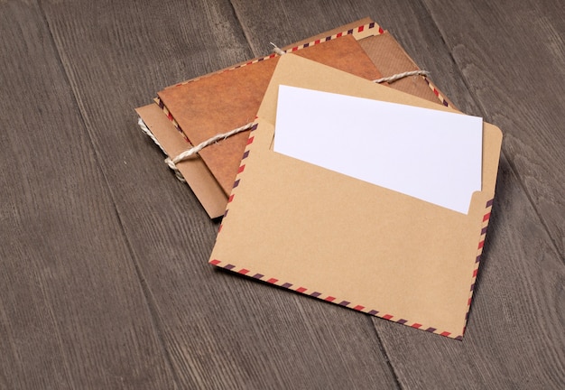 Photo pile de vieilles enveloppes sur table en bois