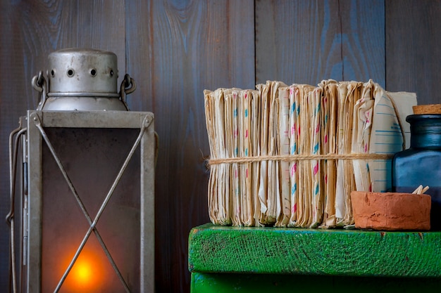 pile de vieilles lettres avec une lampe