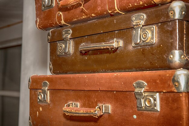 Pile de vieilles valises rétro close up