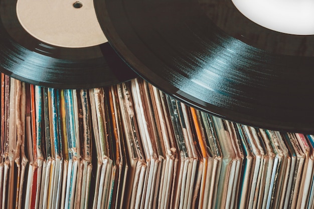 Photo pile de vieux disques vinyles