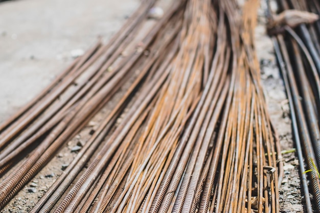 Pile de vieux droits rouillés à haute limite d'élasticité déformés en acier de renfort ou en fer barsconstruction workstructure work