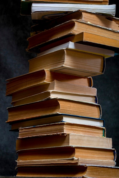 Photo une pile de vieux livres et de cahiers sur la table