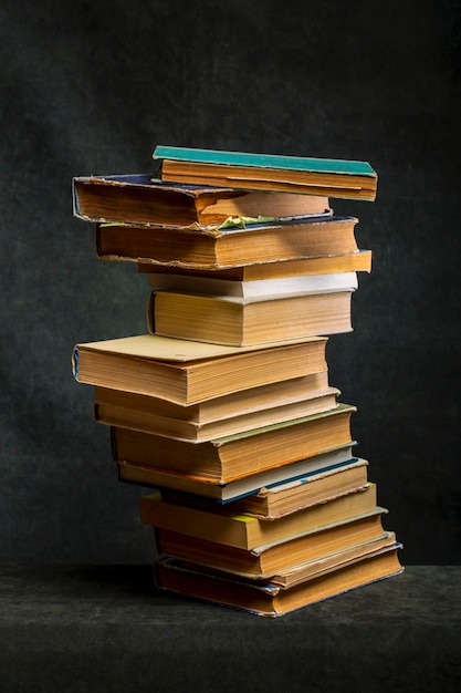 Une pile de vieux livres et de cahiers sur la table