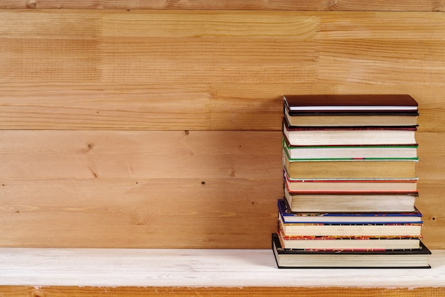 Pile de vieux livres sur une étagère en bois