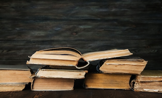 Une pile de vieux livres sur un fond en bois. Livres vintage.