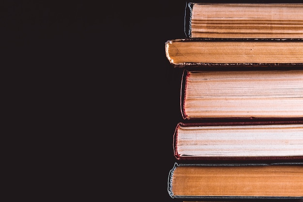 Pile de vieux livres sur fond noir