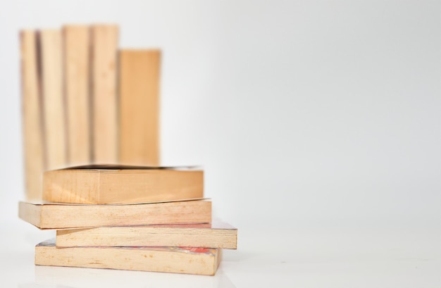 Pile de vieux livres isolés sur l'espace de copie d'arrière-plan de la pile de livres