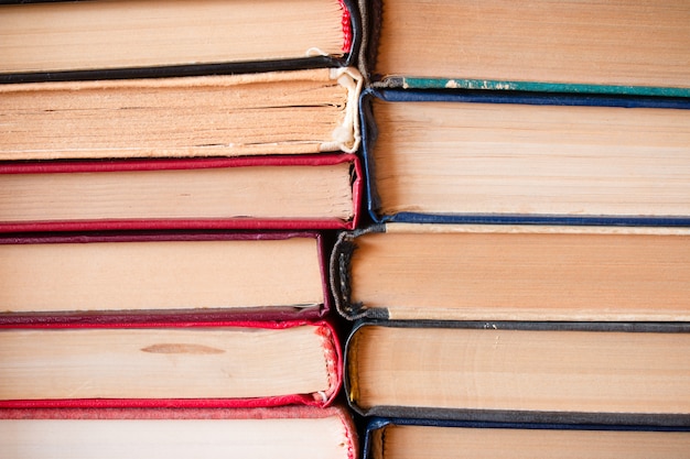 Pile de vieux livres liant les uns aux autres