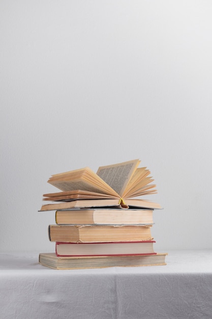 Pile de vieux livres vintage rustiques