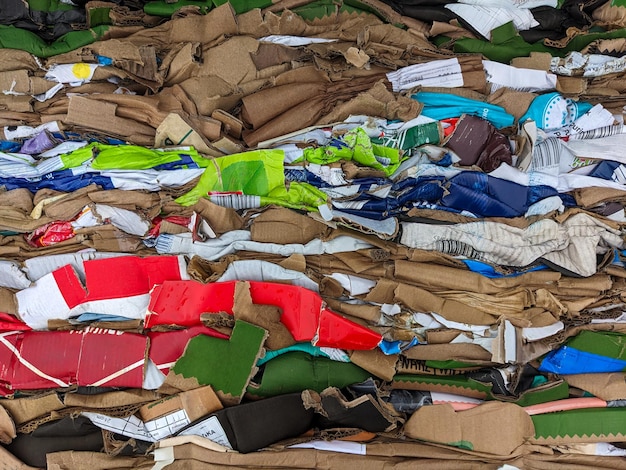 Photo une pile de vieux papiers provenant de cartons pressés tri et recyclage des déchets