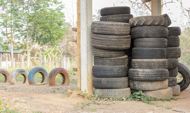 Pile de vieux pneus de voiture pour le recyclage du caoutchouc.