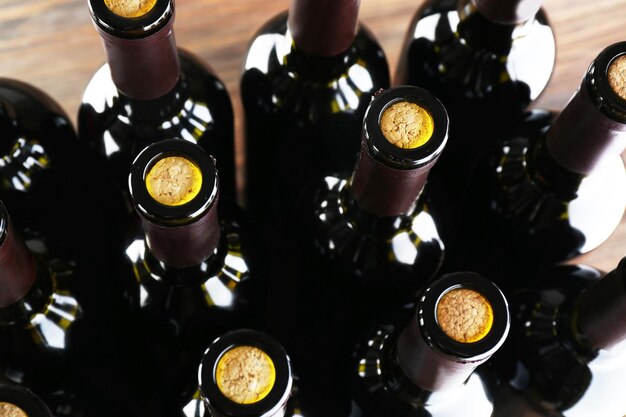 Piles de bouteilles de vin sur fond de bois vue à l'envers Close up