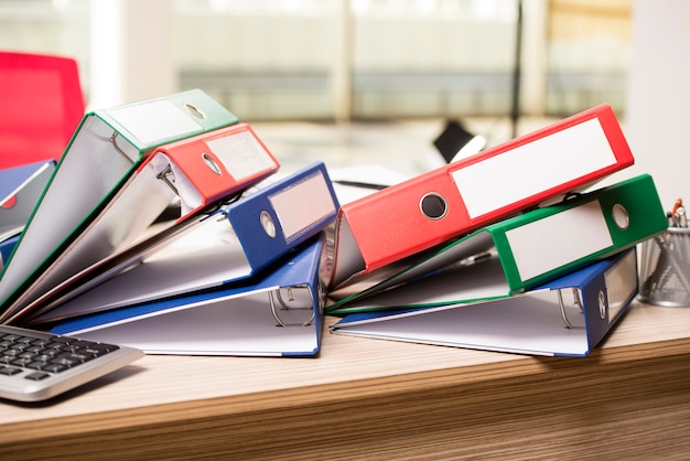 Photo piles de classeurs sur le bureau