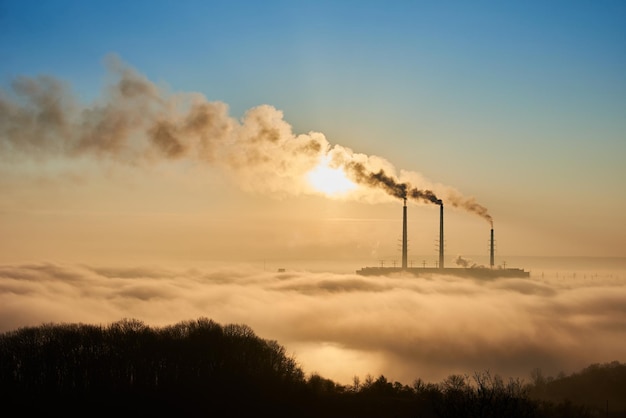 Piles de fumée de centrale thermique