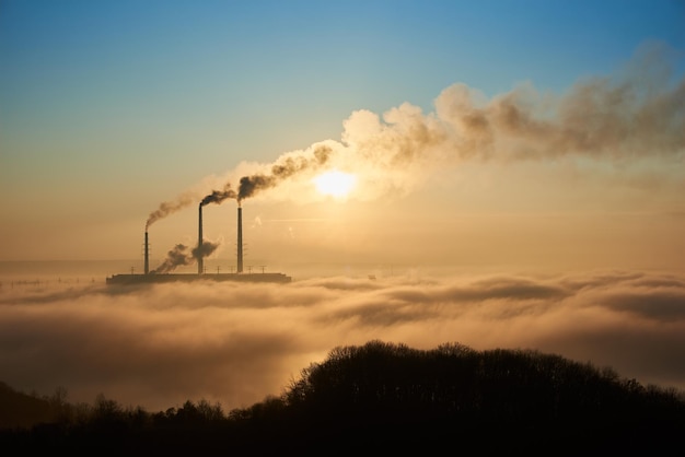 Piles de fumée de centrale thermique