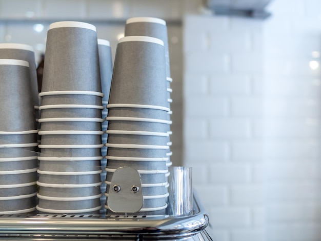 Piles de gobelets en papier gris et de tasses à café