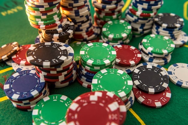 Des Piles De Jetons De Casino Noir Blanc Rouge Bleu Vert Sur Une Table De Poker Verte. Club De Paris Et Pari, Thème Gagnant