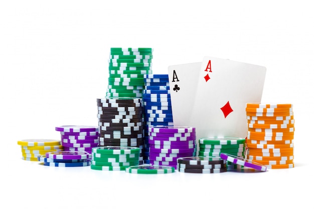 Piles de jetons de poker isolés sur blanc