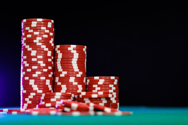 Des piles de jetons sur la table de casino