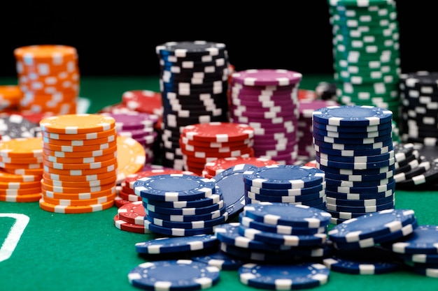 Des piles de jetons sur la table de casino