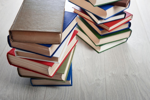 Piles de livres sur fond de bois