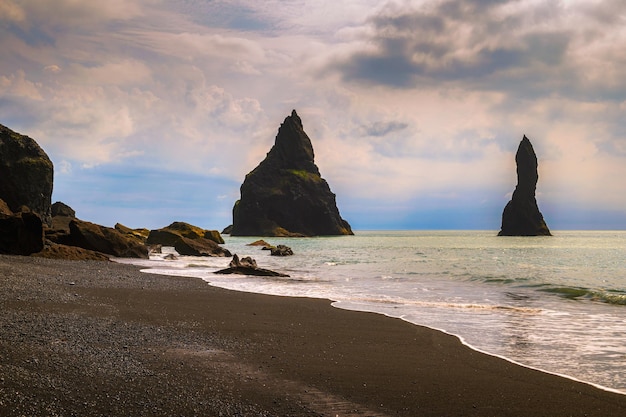 Piles de mer de basalte de Reynisdrangar situées près du canton de Vik en Islande