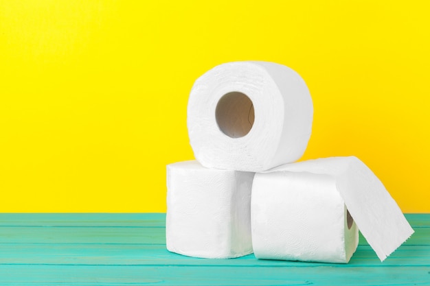 Piles de papier toilette jaune vif