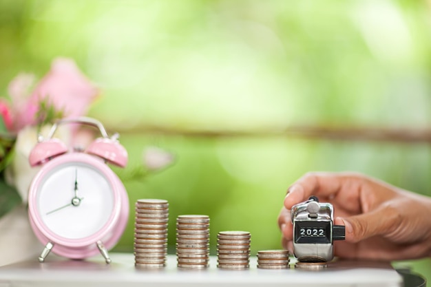 Photo piles de pièces de monnaie en croissance avec fond de bokeh étincelant vert croissance financière économiser de l'argent