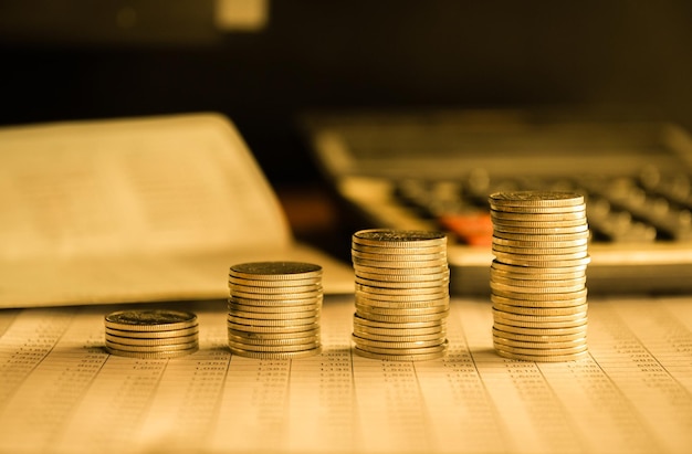 Photo des piles de pièces d'or argent concept de fond économiser de l'argent