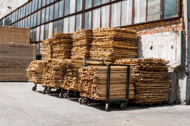 Piles de planches de bois dans le bordage de la scierie Entrepôt pour scier les planches sur une scierie à l'extérieur