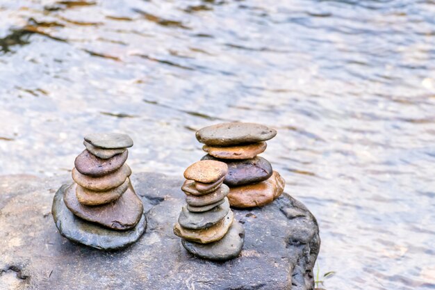 Piles De Roches Zen équilibrées Dans Une Crique