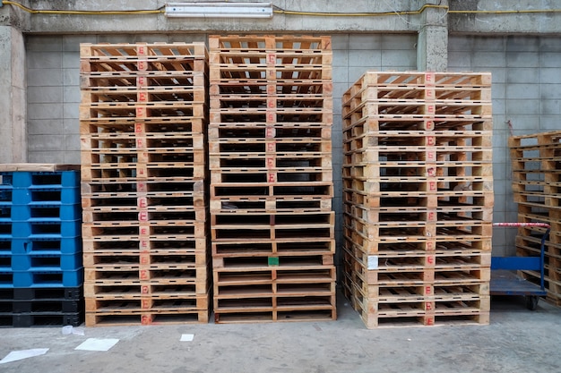 piles de vieilles palettes en bois