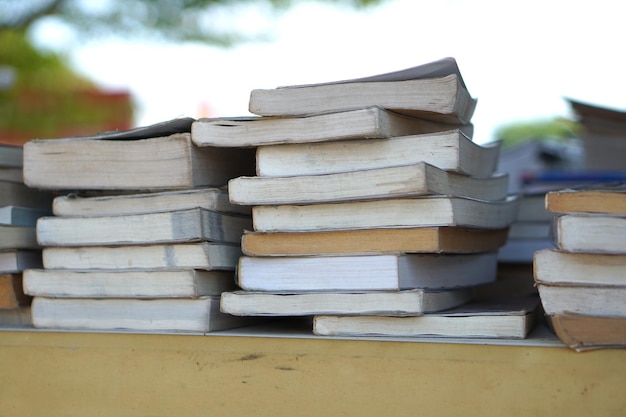 Piles de vieux livres en attente d'être recyclés