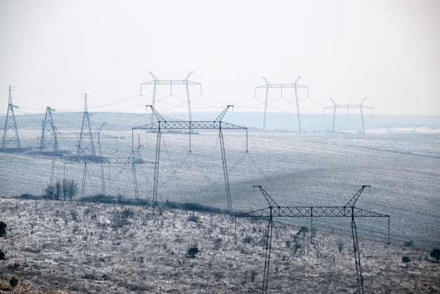 Pilier en acier avec lignes électriques à haute tension fournissant de l'énergie électrique à travers des fils de câble sur de longues distances