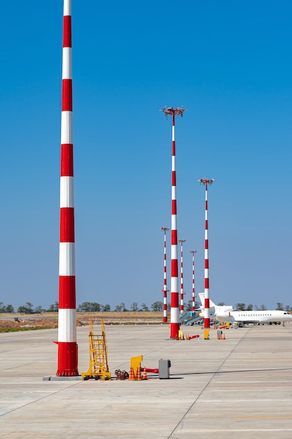 Pilier d'aéroport de couleur rouge et blanche