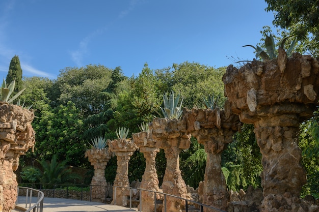 Les piliers du parc de Gaudi avec des plantes