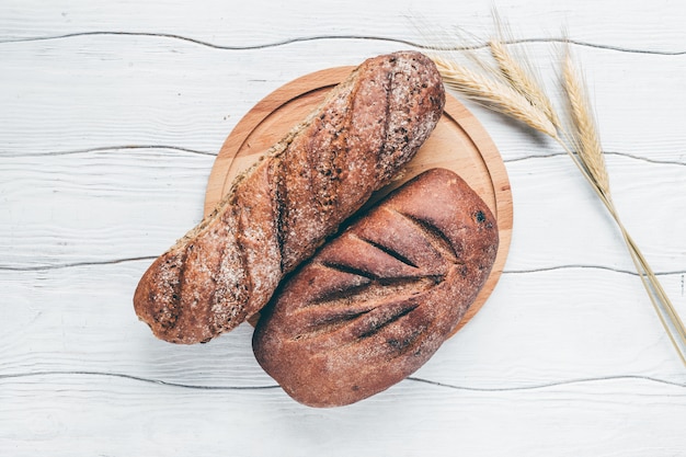 Épillets de pain et de blé sur un fond en bois