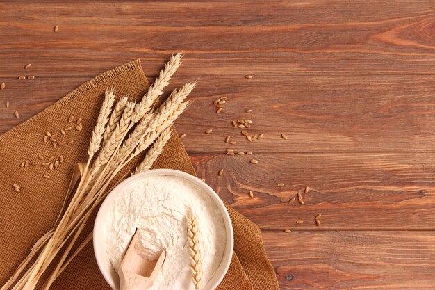 Épillets de pain et de blé sur la vue de dessus de fond en bois