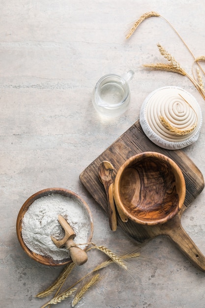 Épillets de seigle de blé et farine dans un bol en bois et une cuillère