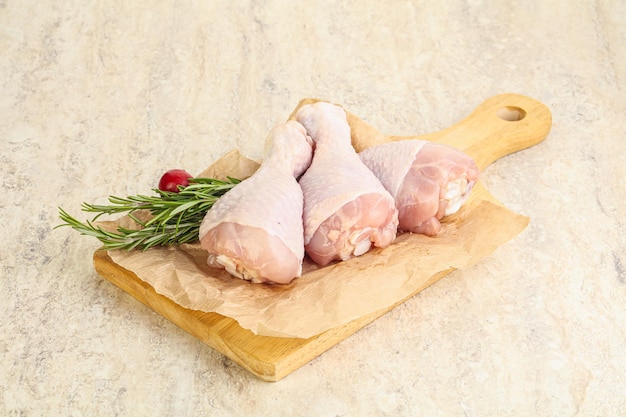 Pilon cru de trois cuisses de poulet pour la cuisson