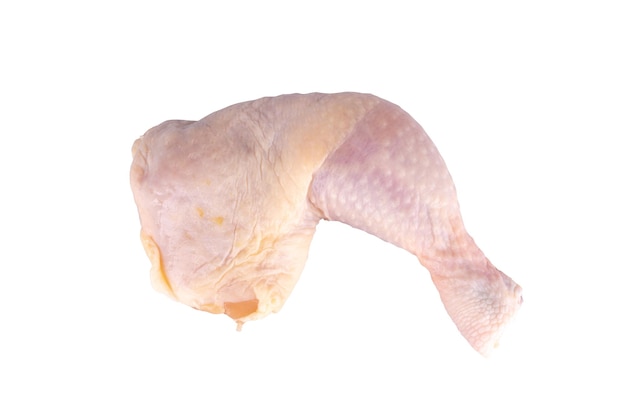 Pilon de poulet frais isolé sur fond blanc