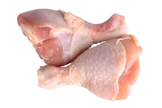 Pilon de poulet frais isolé sur fond blanc