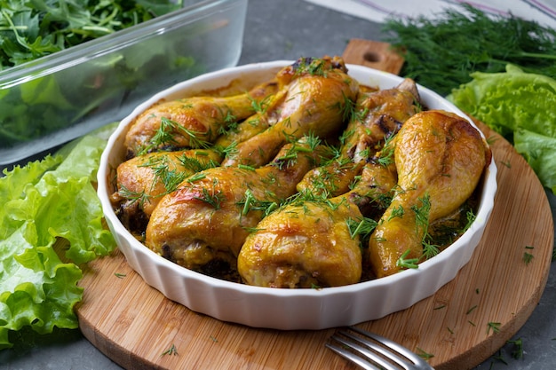 Pilon De Poulet Frit Savoureux Servi Dans Un Bol Blanc Aux épices