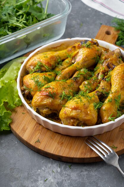 Pilon de poulet frit savoureux servi dans un bol blanc aux épices