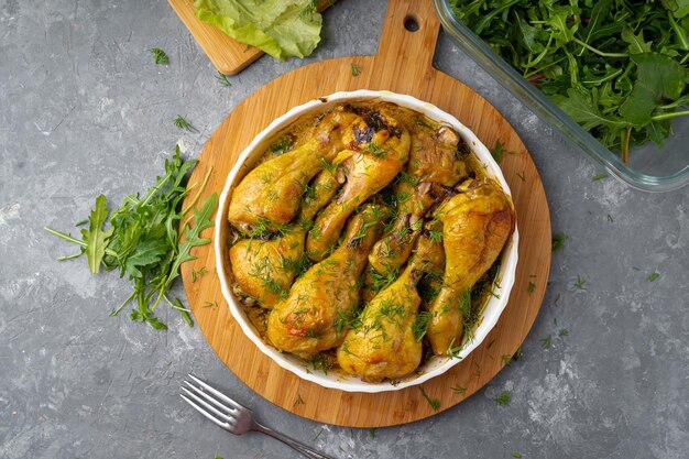 Pilon de poulet frit savoureux servi dans un bol blanc aux épices