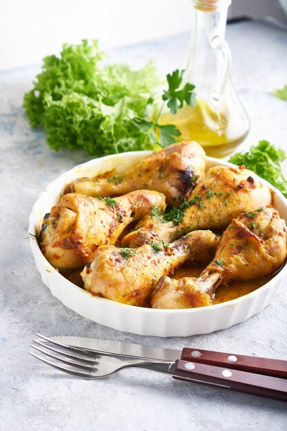 Pilon de poulet frit servi dans un bol blanc