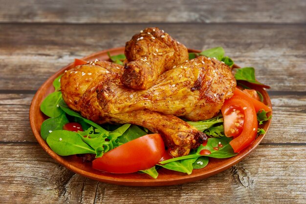 Pilon de poulet rôti épicé avec salade